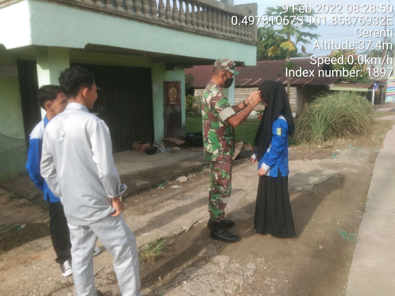 Serda Samrin Anggota Koramil 06/Cerenti Kodim 0302/Inhu Bagikan Masker Kepada Warga di Desa Teluk Pauh Cerenti