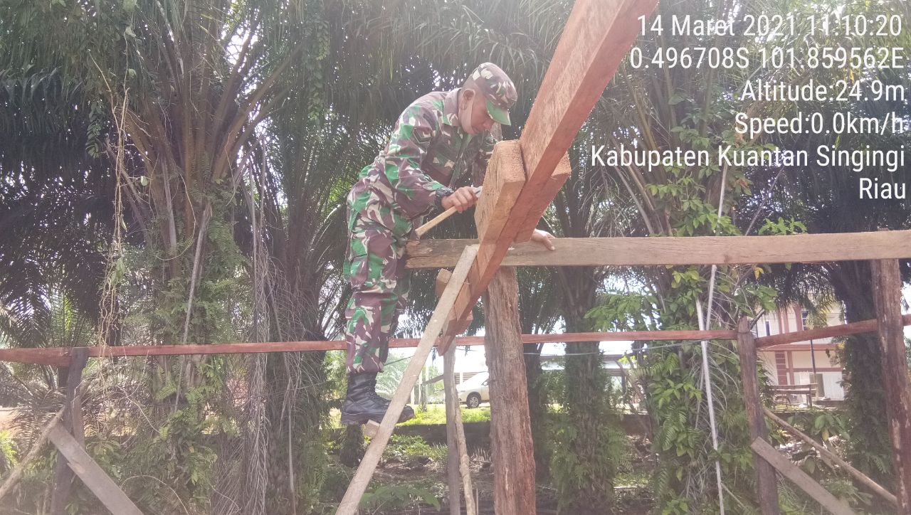 Babinsa Koramil 06/Cerenti Dim 0302/Inhu Bantu Warga Bangun Warung Jualan