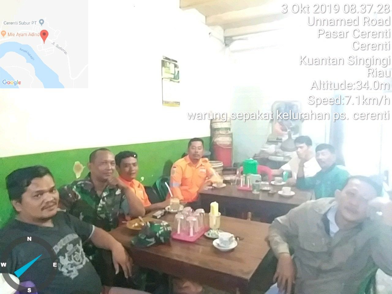 Sambil Nyerudup Minuman Kopi, Koptu Juanda Komunikasi Sosial Dengan Pengunjung Di Warung Kopi.