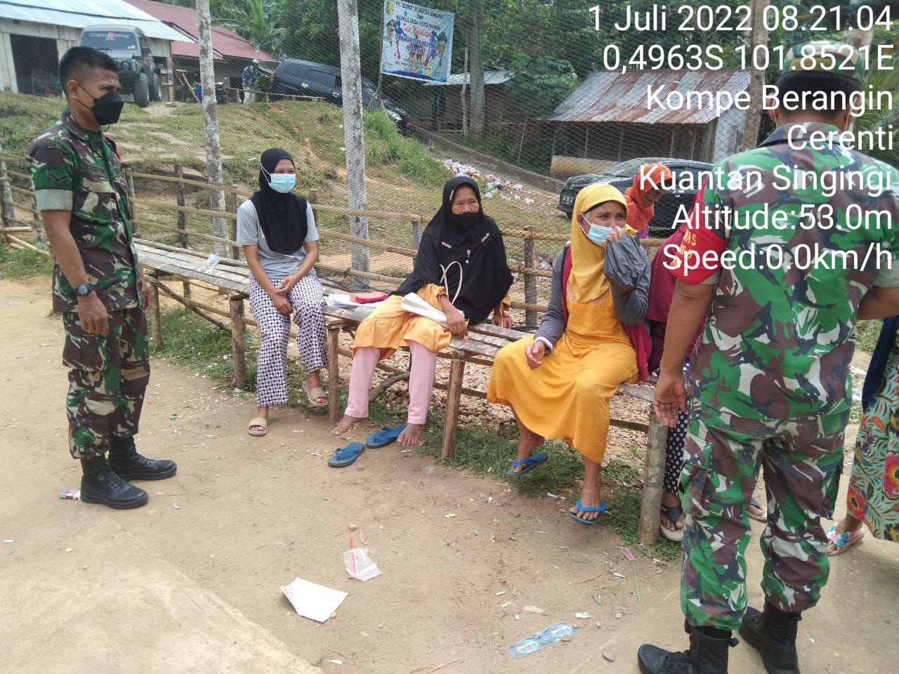 Babinsa Koramil 06/Cerenti Kodim 0302/Inhu Ajak Dan Himbau Warga Akhiri Covid-19 Dengan Cara  Disiplin Patuhi Prokes di Kompe Berangin