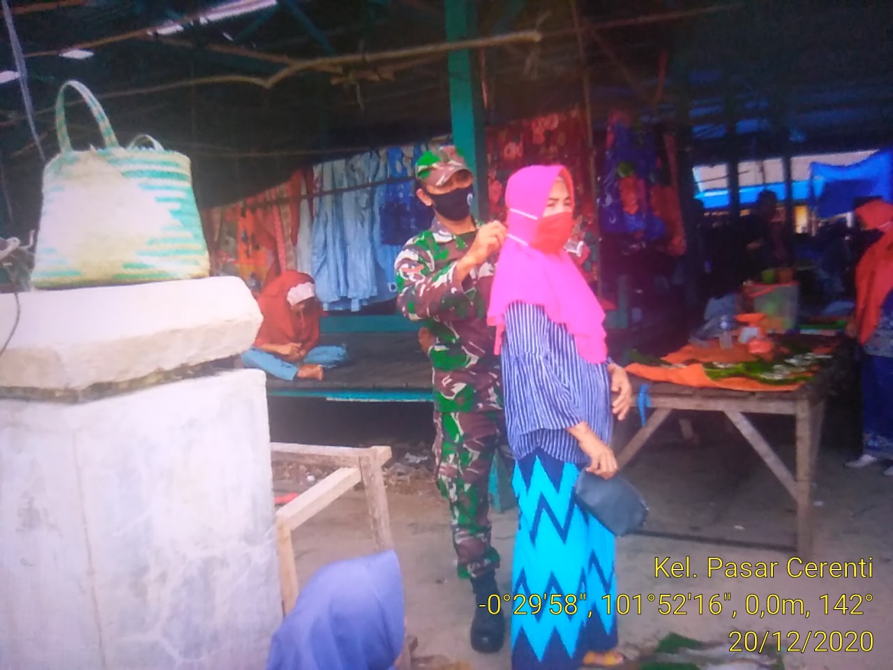 Cegah Covid-19, Babinsa Lakukan Sosialisasi Dan Bagikan Masker Kepada Warga Kelurahan Pasar Cerenti