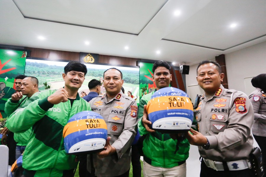 Polda Riau Bagikan Helm Khusus Difabel, Dorong Keselamatan Berlalu Lintas