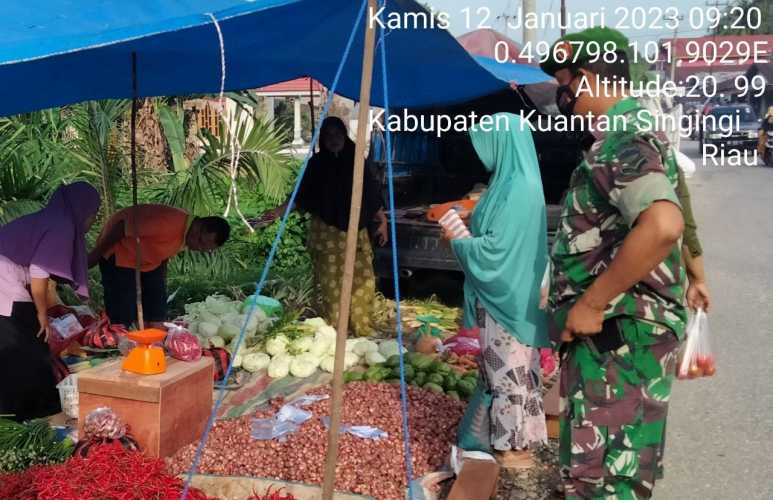 Serda Juanda Babinsa Koramil 06/Cerenti Kodim 0302/Inhu Pantau Perkembangan Harga Kebutuhan Pokok Di Wilayah Kecamatan Cerenti