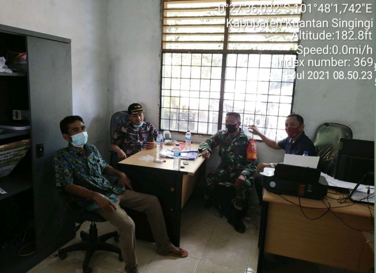 Babinsa Koramil 06/Cerenti Kodim 0302/Inhu Melaksanakan Komsos Dengan Warga Binaan Desa Pasar Inuman Kecamatan Inuman