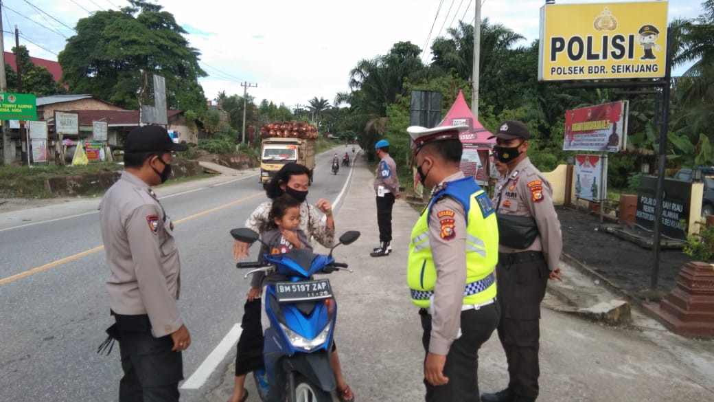 Kapolsek Bandar Sei Kijang dan Anggota Bersinergi Gelar Operasi Yustisi di Pos Pantau
