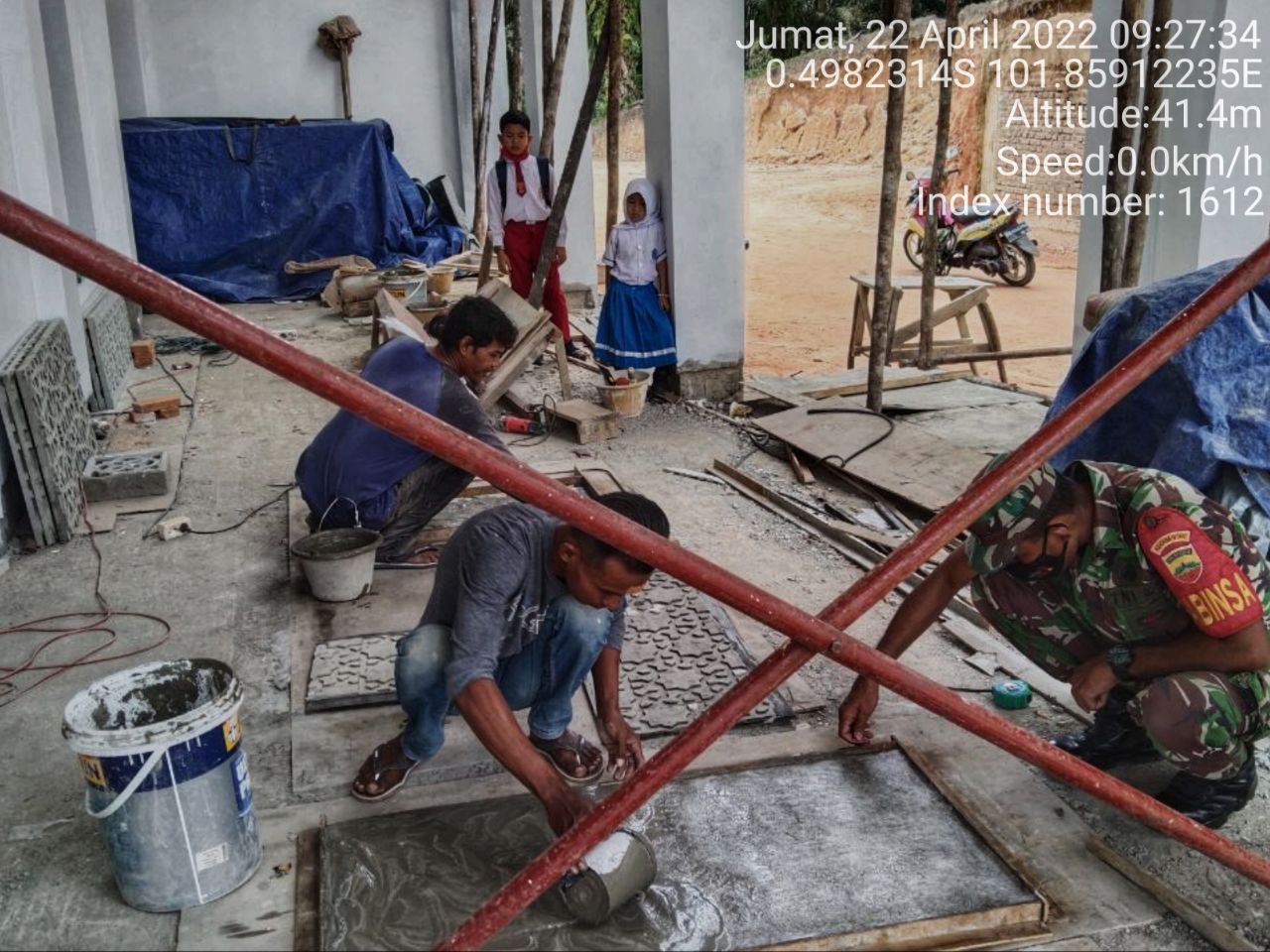 Babinsa Koramil 06/Cerenti Kodim 0302/Inhu Bantu Warga Desa Binaan di Koto Cerenti