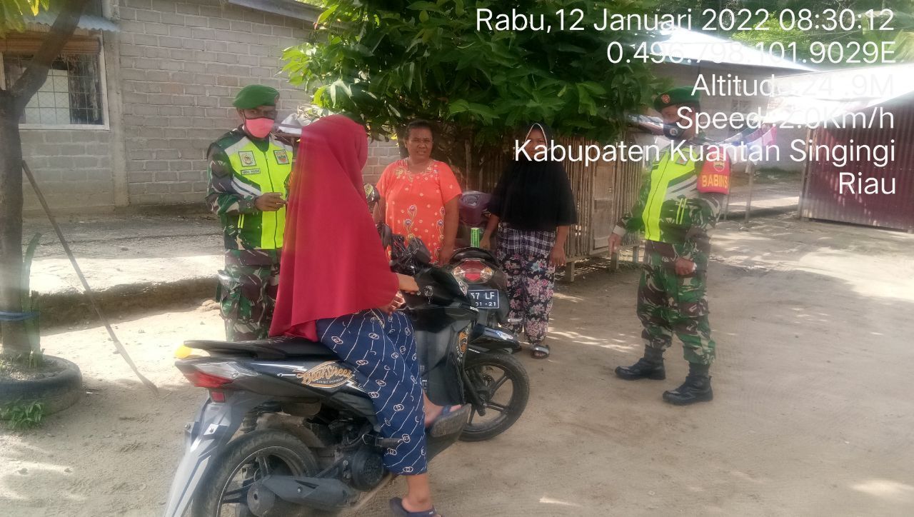 Serda Abdul Wahab Bersama Babinsa Koramil 06/Cerenti Kodim 0302/Inhu Lainnya Himbau Prokes Kepada Warga Di Daerah Binaan