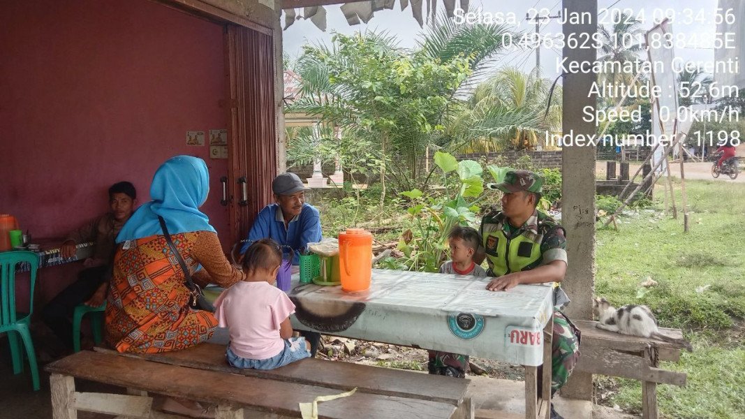 Babinsa Koramil 06/Cerenti Kodim 0302/Inhu Komsos Kopda Junedi Dengan Warga Desa Tanjung Medan