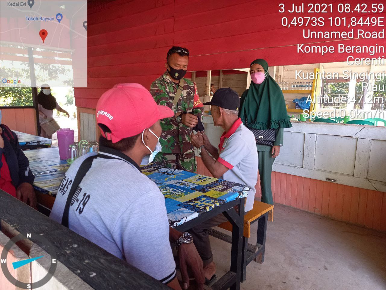 Babinsa Koramil 06/Cerenti Dim 0302/Inhu Beri Dan Pasangkan Masker Kepada Warga Yang Berada Diwarung