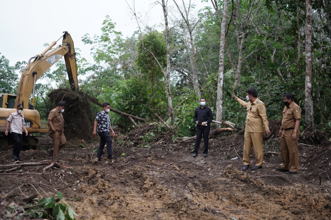 Agar Akses Jalan Masyarakat Lancar, Bupati Tinjau Progres Pengerjaan Jalan Alternatif di Pulau Ari