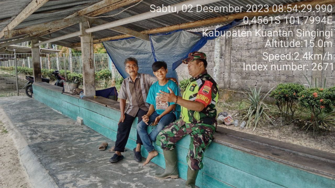 Serka Heriyus Saputera Babinsa Koramil 06/Cerenti  Kodim 0302/Inhu Komsos Dengan Warga Desa Bedeng Sikuran Kecamatan Inuman Kabupaten Kuansing