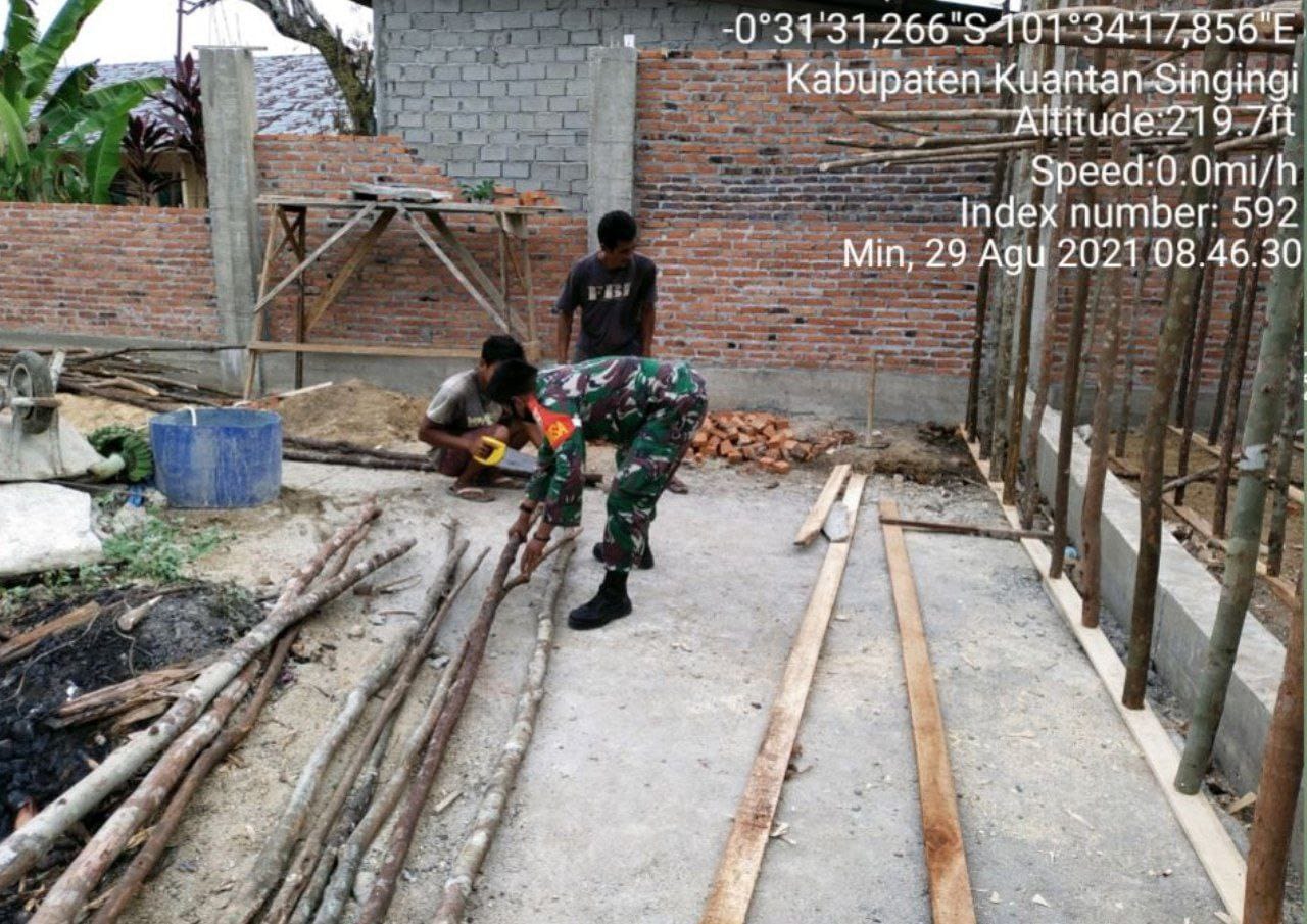 Babinsa Koramil 06/Cerenti  Kodim 0302/ Inhu, Sertu Heriyus Saputera  Bersama Masyarakat Gotong Royong di Desa Seberang Pulau Busuk Kecamatan Inuman