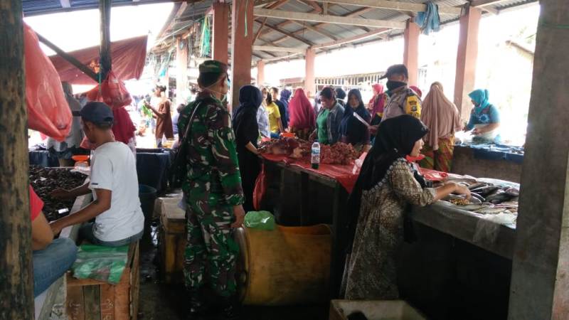 Bersinergi, Babinsa dan Bhabinkamtibmas Cek Harga Sembako di Pasar