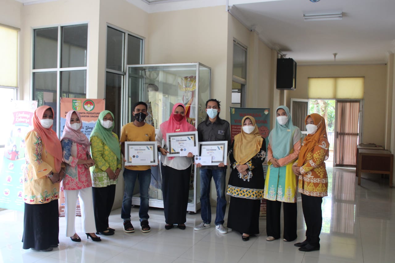 Yulia Herma Suhardiman Amby Serahkan Hadiah Lomba Desain Twibbon Spesial HUT Kuansing