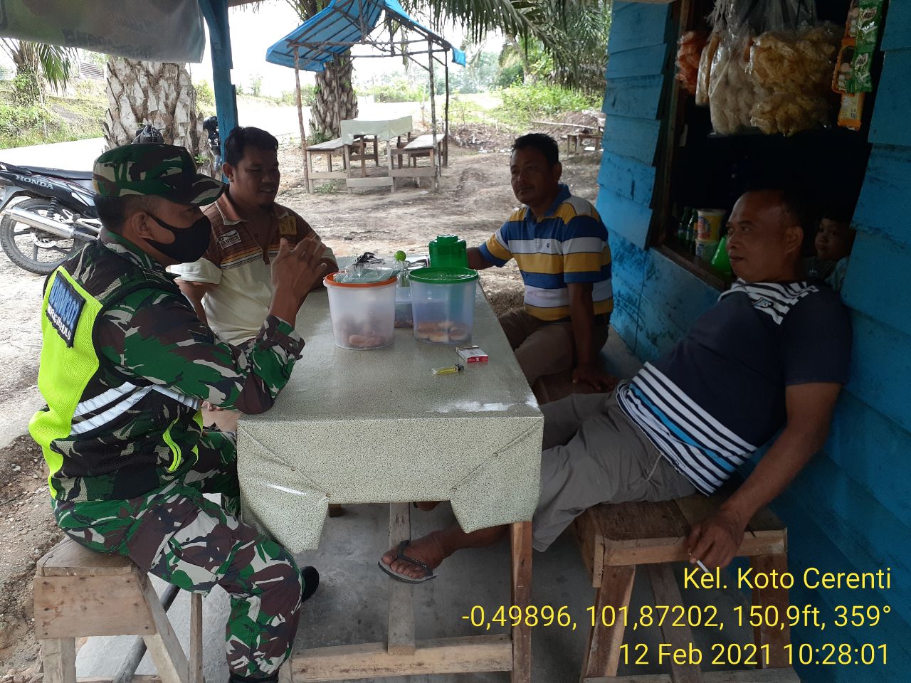 Babinsa Koramil 06/Cerenti Dim 0302/Inhu Melaksanakan Komsos Bersama Masyarakat