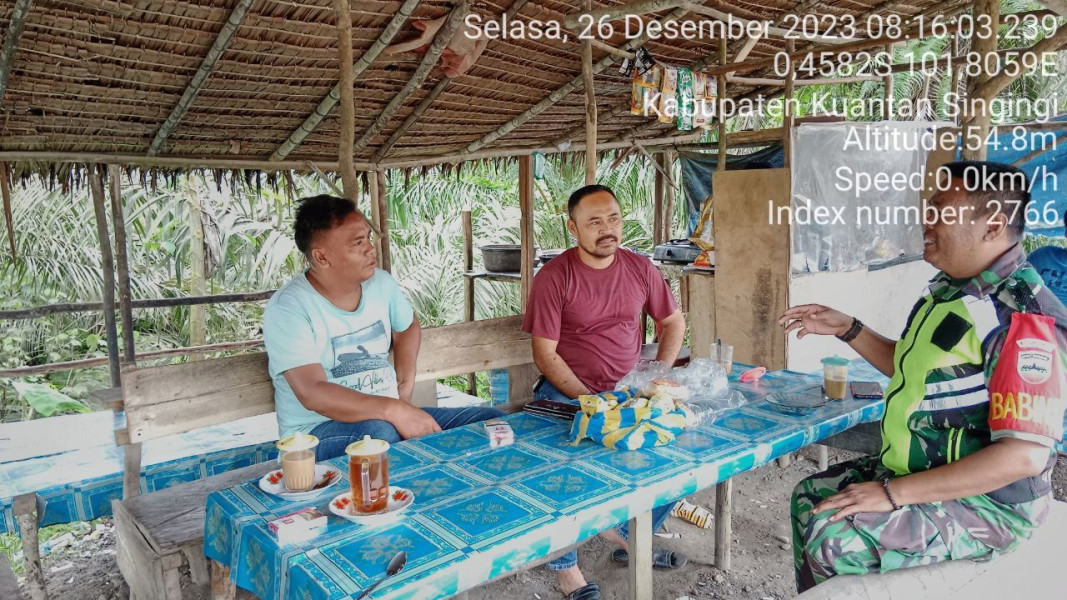 Babinsa Koramil 06/Cerenti  Kodim 0302/Inhu Lakukan Komsos  di Wilayah Teritorialnya