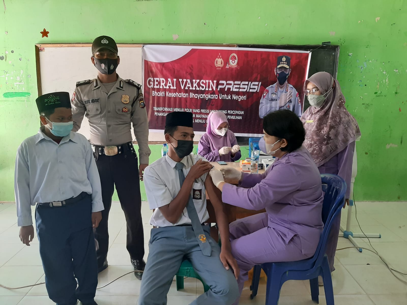 Percepat Vaksinasi Pelajar, Kapolsek Ukui Tinjau Gerai Vaksinasi di Pondok Pesantren