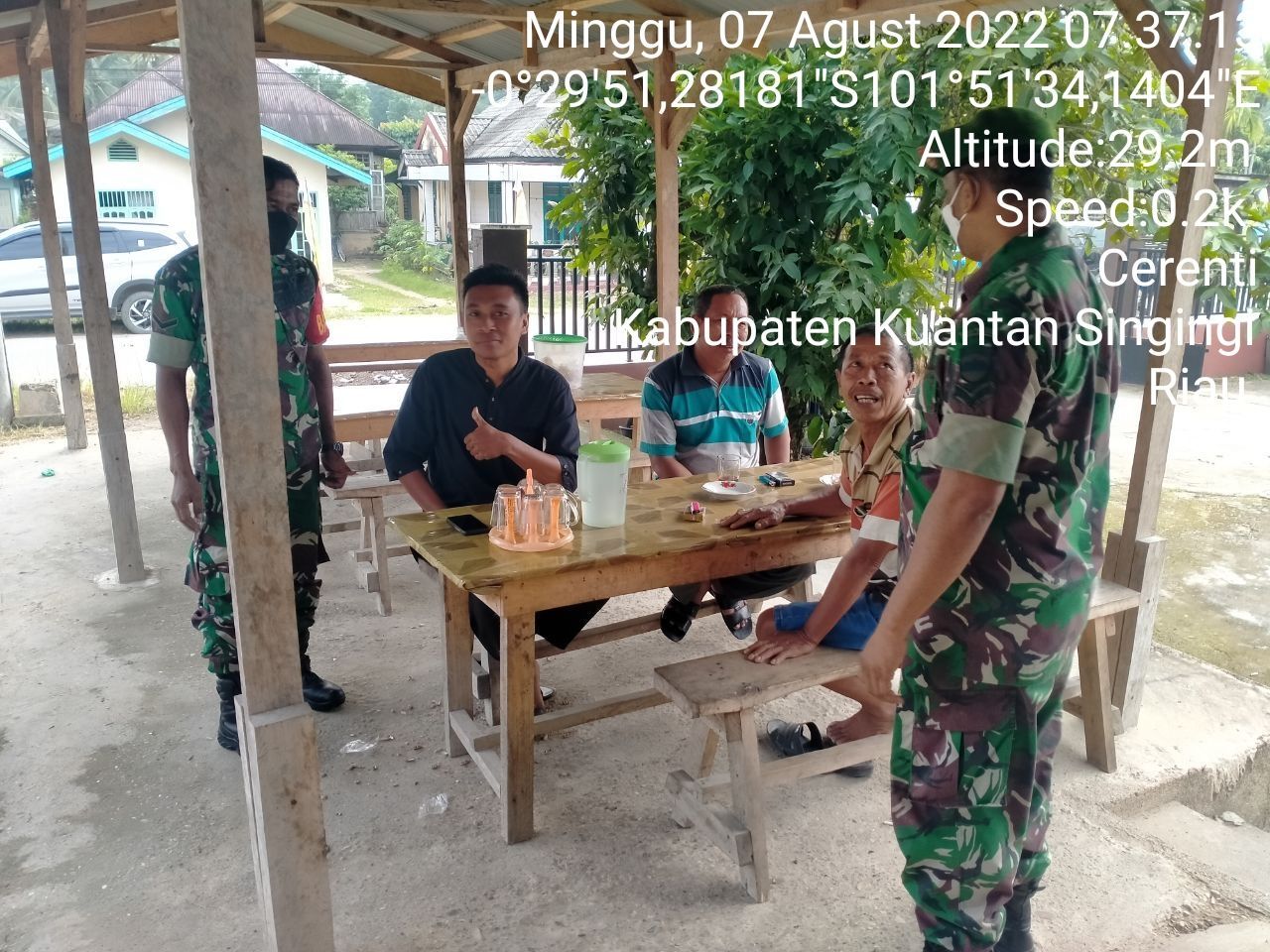 Serda Juanda Babinsa Koramil 06/Cerenti Dim 0302/Inhu Berikan Sosialisasi Serta Himbauan Kepada Warga Agar Patuhi Prokes Covid-19