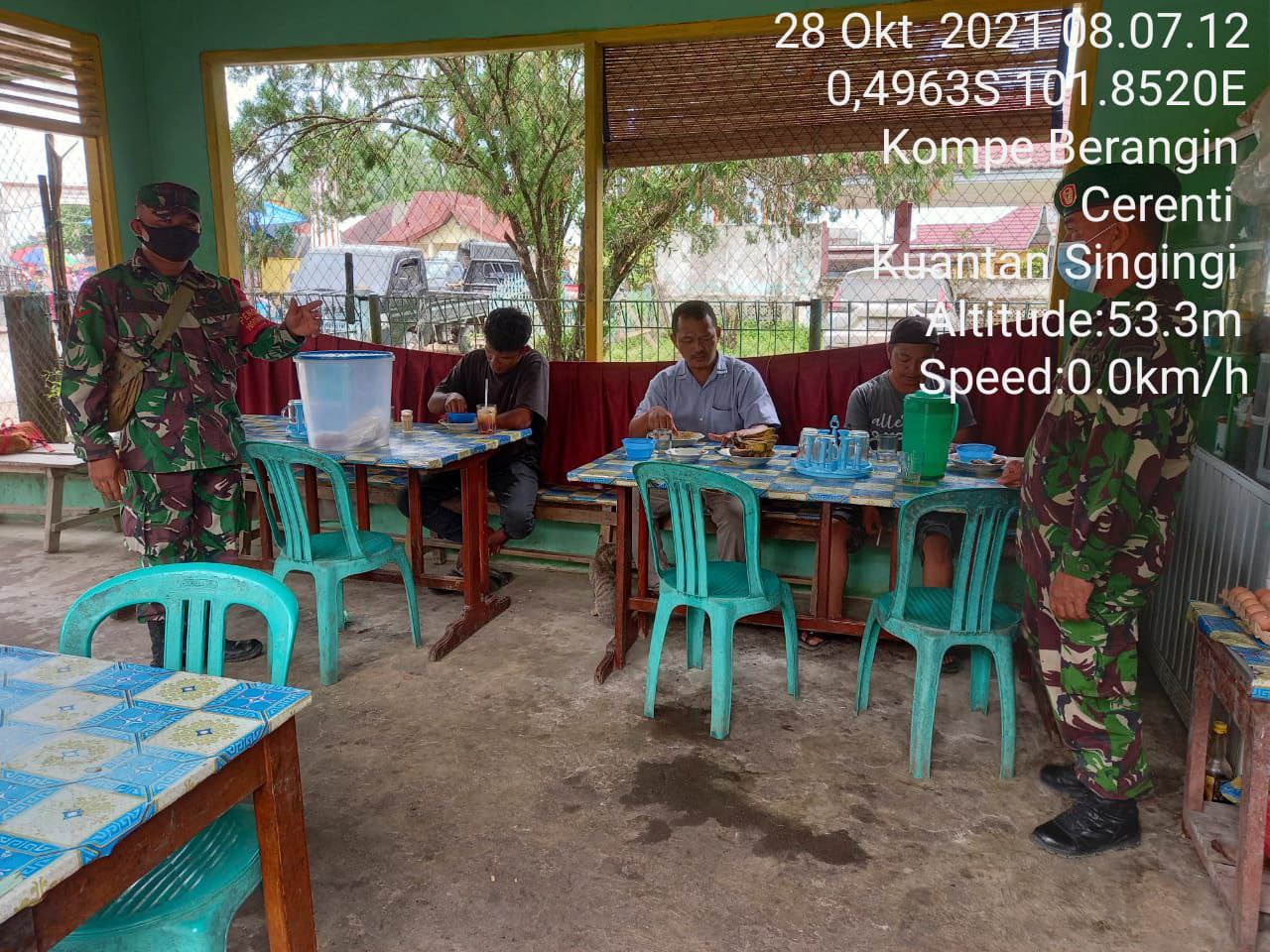 Kopda Irwan Babinsa Koramil 06 Cerenti Kodim 0302 Inhu Cerenti Pendekatan Himbau Patuhi Prokes Covid-19 di Kompe Berangin Kecamatan Cerenti