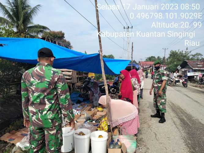 Babinsa Koramil 06/Cerenti Kodim 0302/Inhu,Serda Juanda Pantau Perkembangan Harga Kebutuhan Pokok Di Wilayah Kecamatan Inuman 