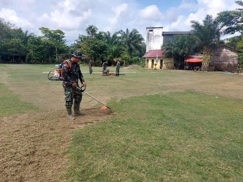 Kodim 0302/Inhu Mempersiapkan Lapangan Upacara Untuk Penutupan TMMD Ke-120 Kodim 0302/Inhu Di Desa Pekan Heran Kecamatan Rengat Barat