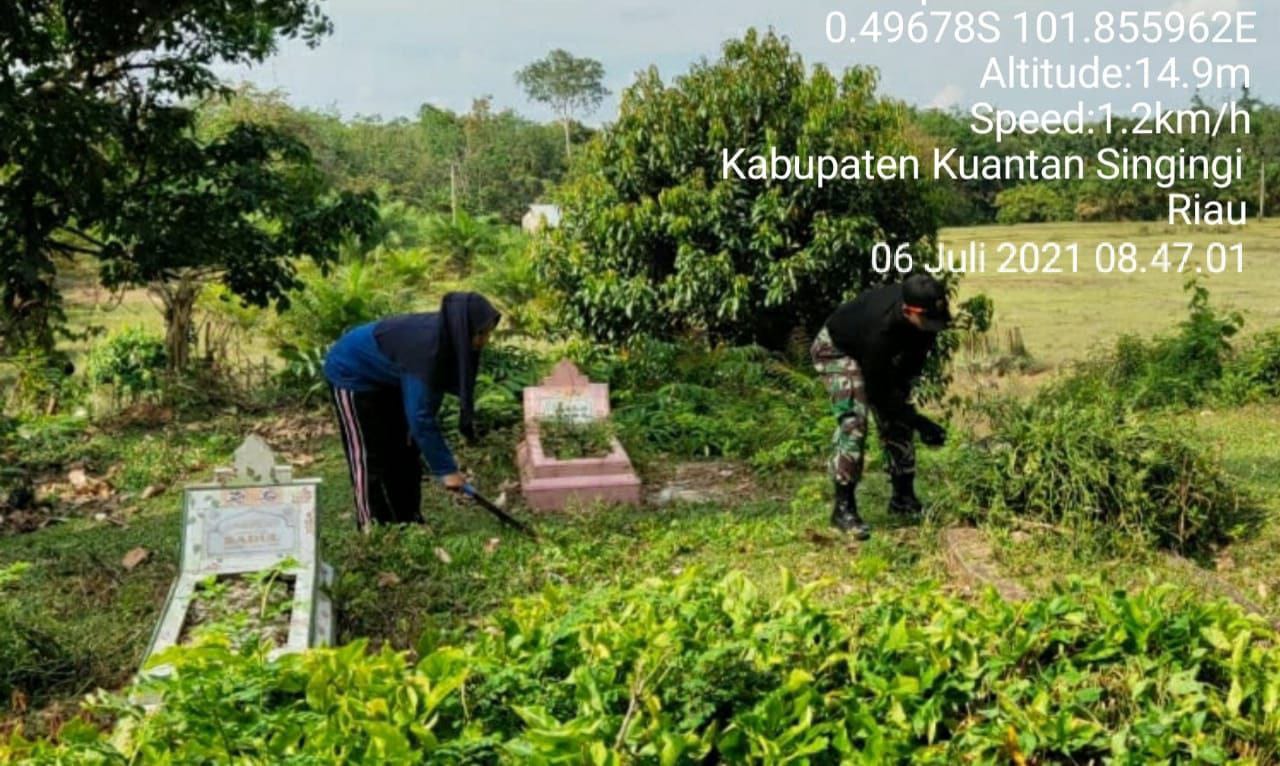 Babinsa Koramil 06/Cerenti Bantu Warga Bersihkan Makam Desa Seberang Pulau Busuk Kecamatan Inuman