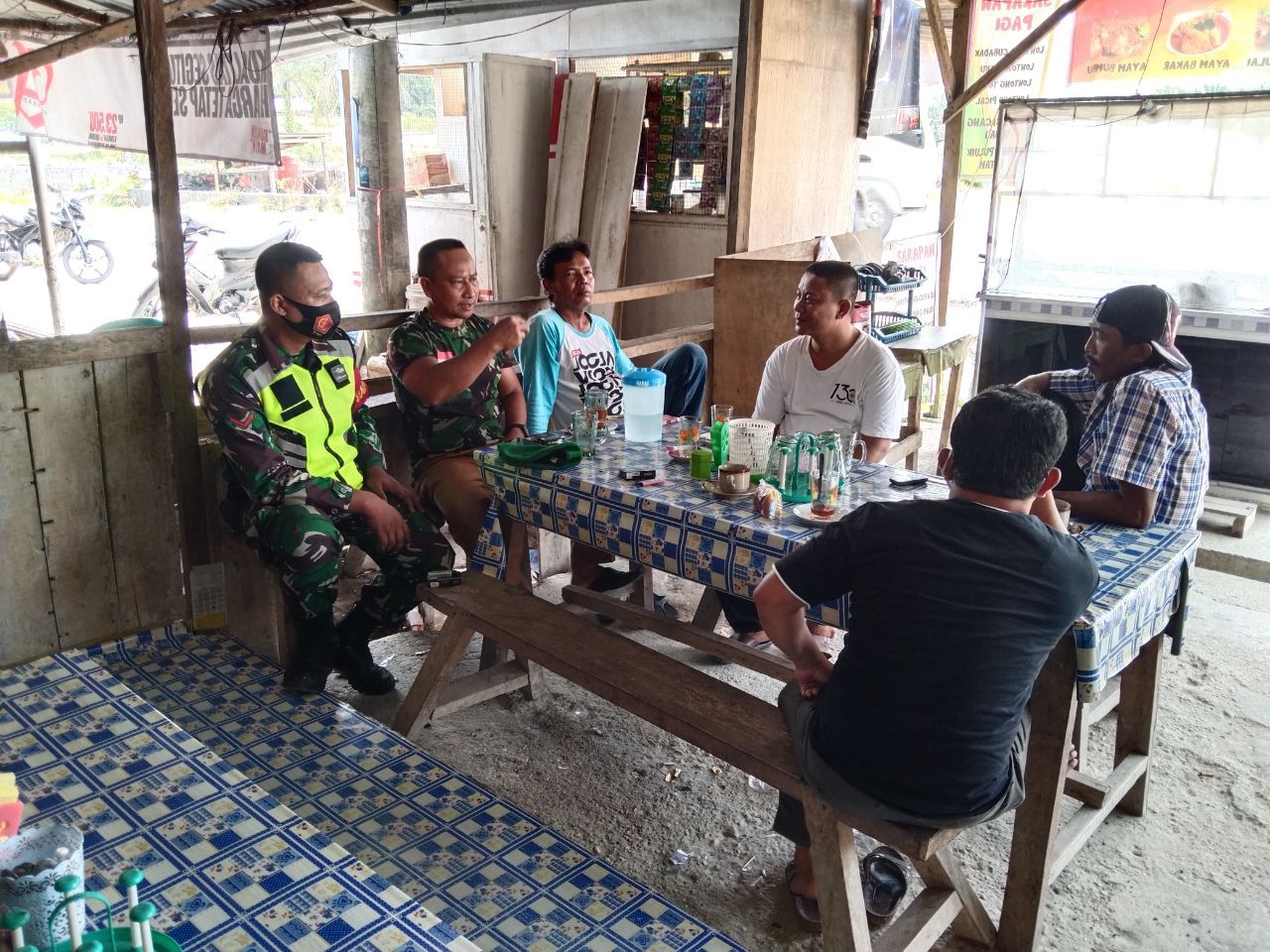 Kopda Sagita Martiadi Anggota Koramil 07/Kuantan Hilir Komsos Dengan Masyarakat Desa Sukaraja Kecamatan Logas Tanah Darat