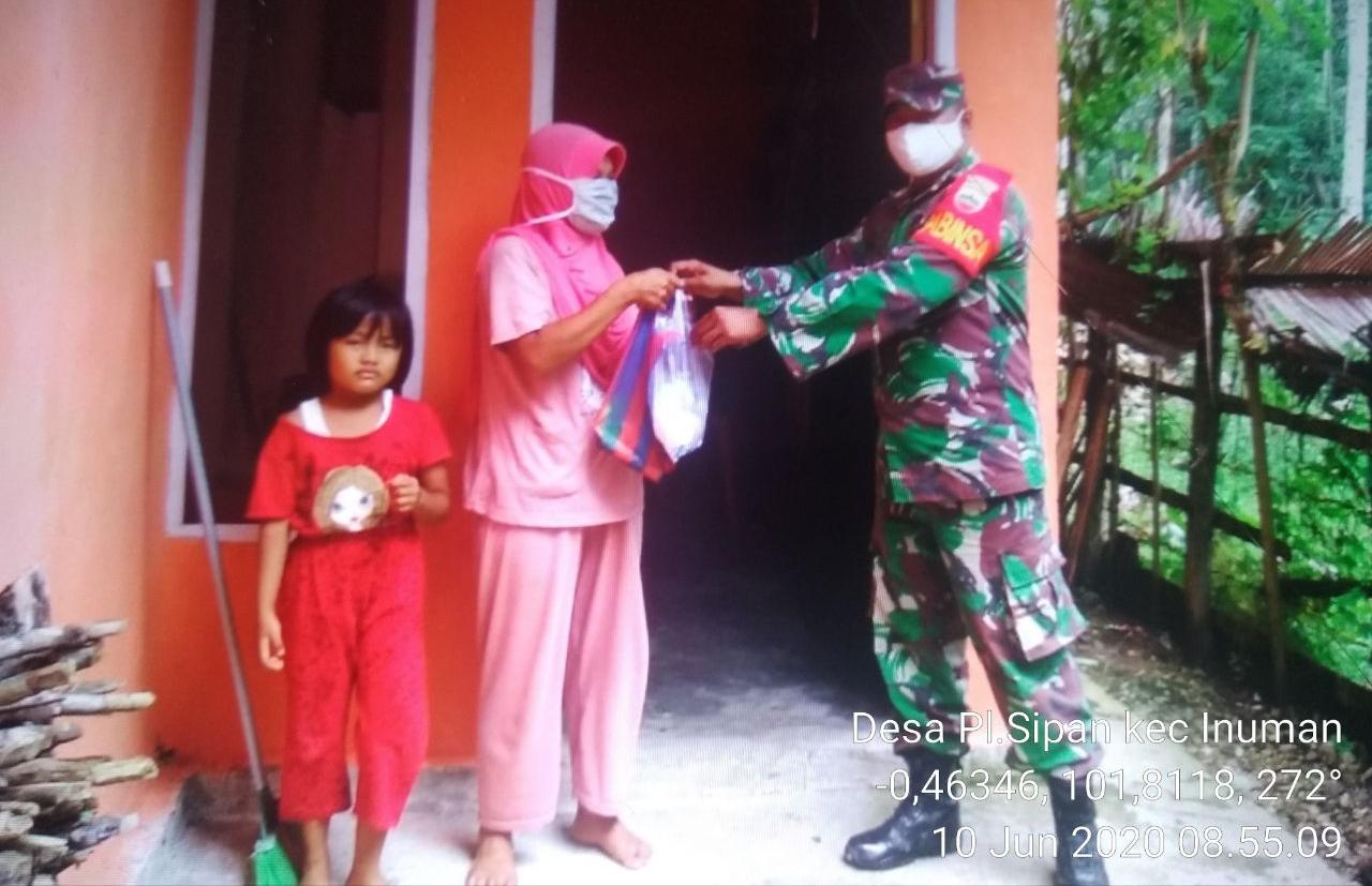 Babinsa Koramil 06/Cerenti Dim 0302/Inhu Sertu Heriyus Saputera Berikan Bantuan Sembako Kepada Warga Binaan.