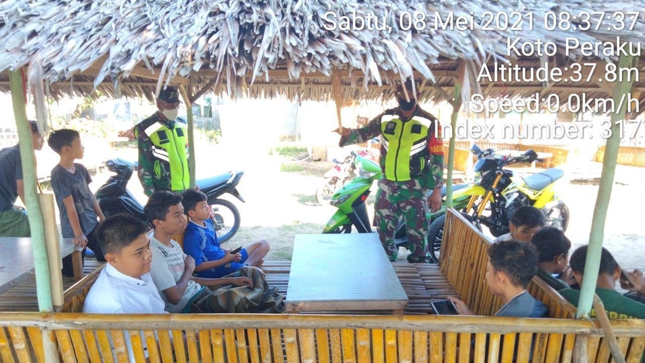 Serda Juanda Babinsa Koramil 06/ Cerenti Kodim 0302/ Inhu Sosialisasi Tentang Protokol Kesehatan