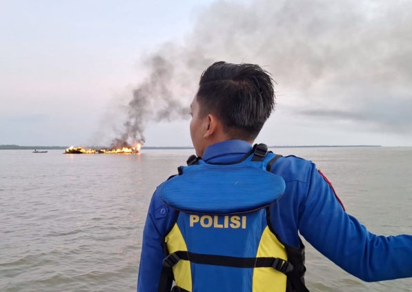 KLM Sinar Bahagia Terbakar di Perairan Meranti, Nahkoda dan Anak Buah Kapal Selamat 