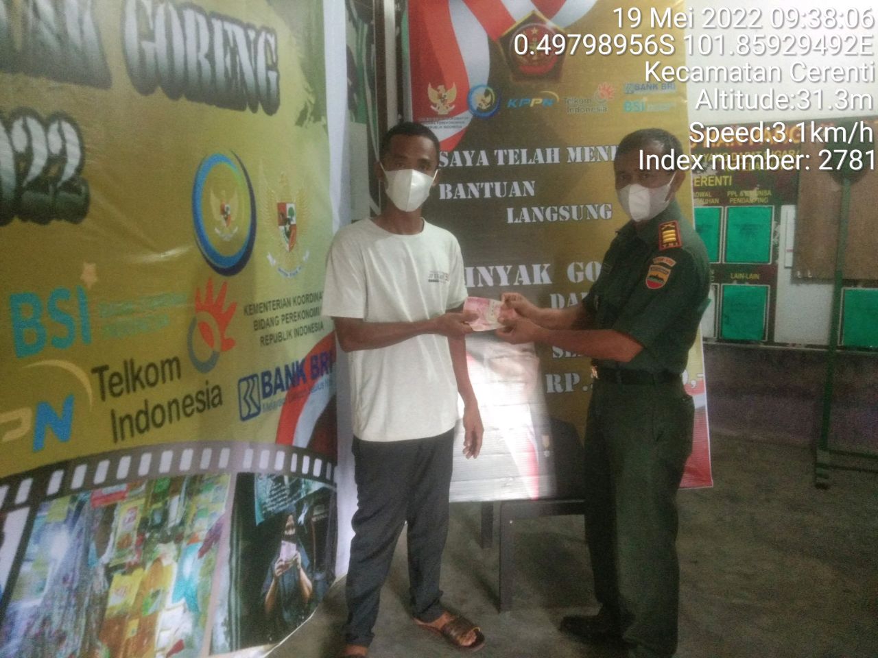 Danramil Koramil 06/Cerenti Kodim 0302/Inhu Melaksanakan Pembagian BLT TNI di Desa Kampung Baru Timur