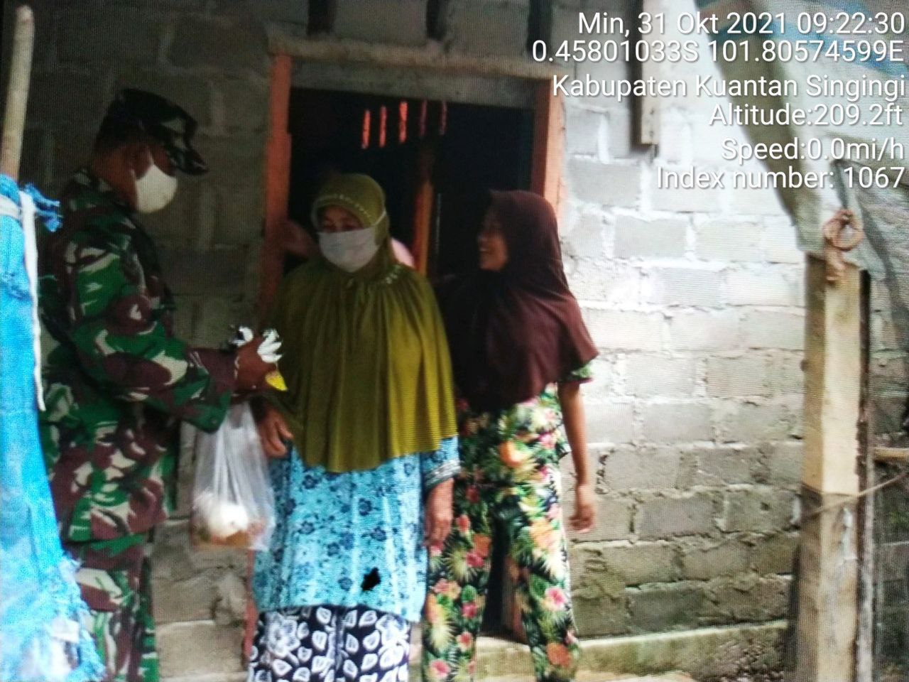 Babinsa Koramil 06/ Cerenti  Kodim 0302/Inhu Memberikan Sembako Kepada Warga Desa Binaan di Pulau Sipan Kecamatan Inuman