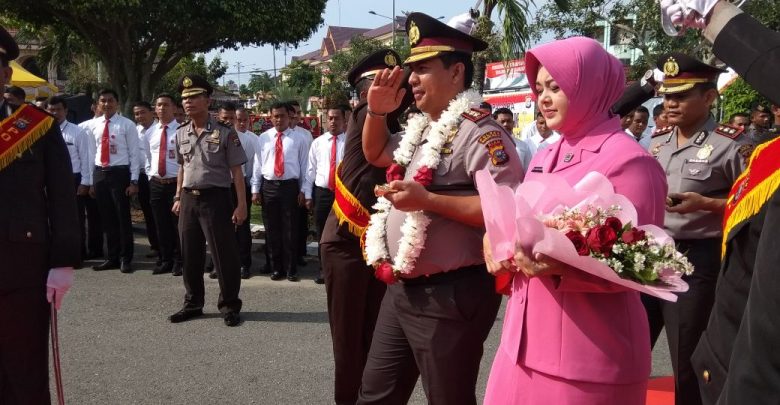 Kapolres Baru Rohul, AKBP M. Hasyim Risahondua Disambut Upacara Farewell Parade