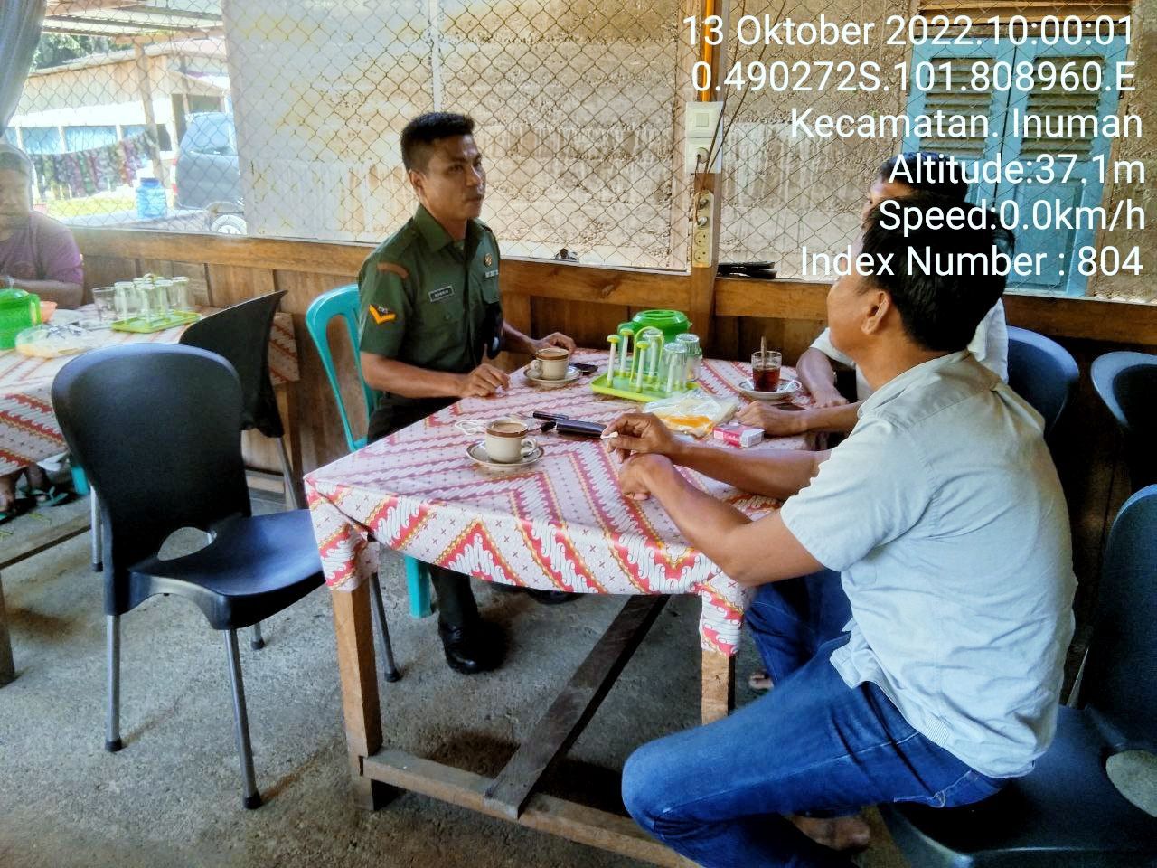 Serda SP Nasution Babinsa Koramil 06/Cerenti  Kodim 0302/Inhu Komsos Dengan Warga Desa Pulau Panjang Hulu