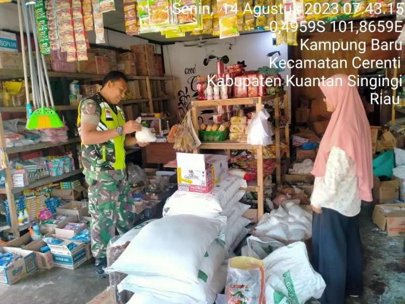 Babinsa Koramil 06/Cerenti Kodim 0302/Inhu,Kopda Mohammad Soleh  Pantau Perkembangan Harga Kebutuhan Pokok Di Wilayah Kecamatan Cerenti