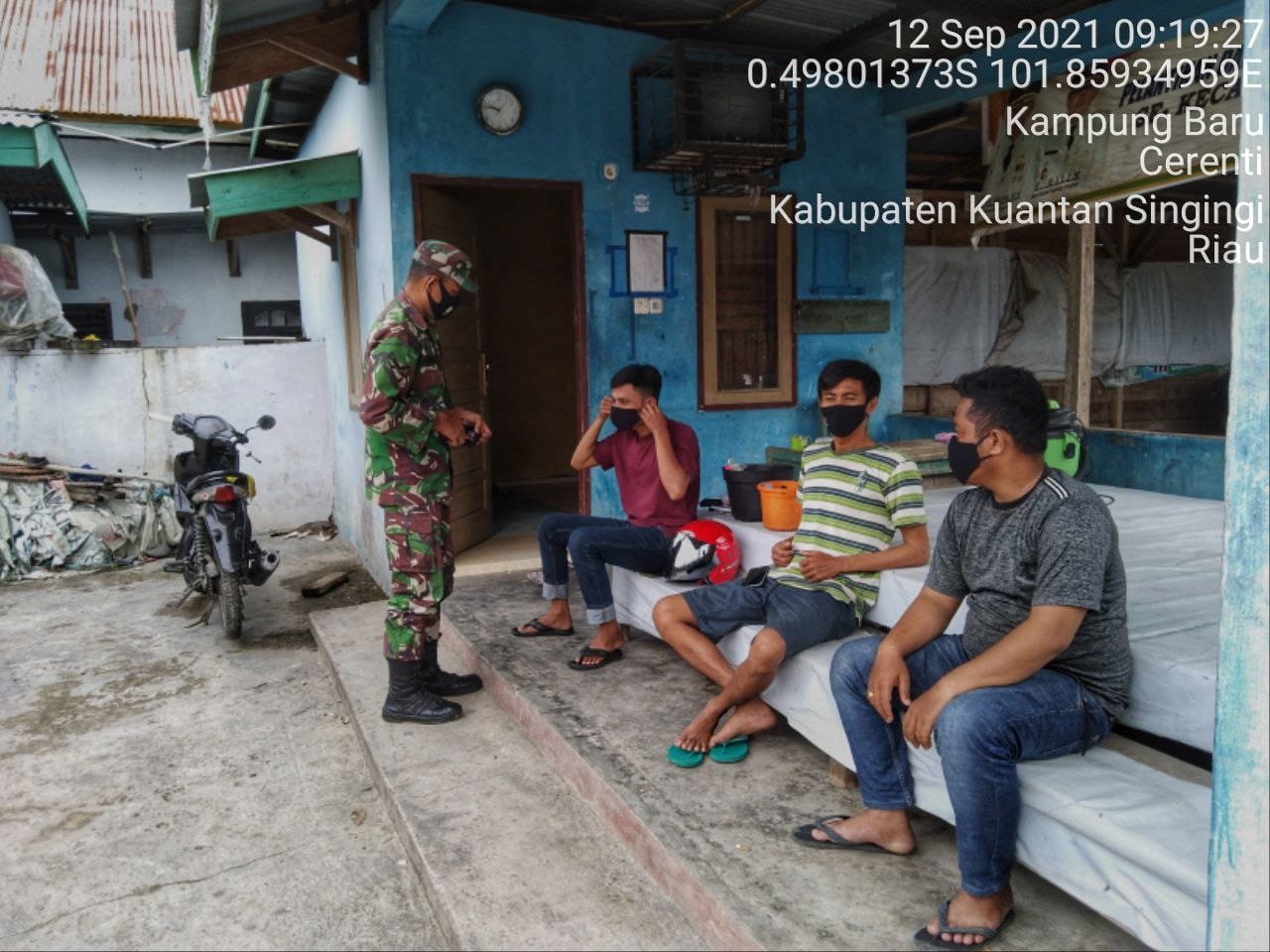 Babinsa Koramil 06/Cerenti Kodim 0302/ Inhu, Serda Samrin Bagikan Masker Gratis Kepada Warga Binaan di Desa Kampung Baru