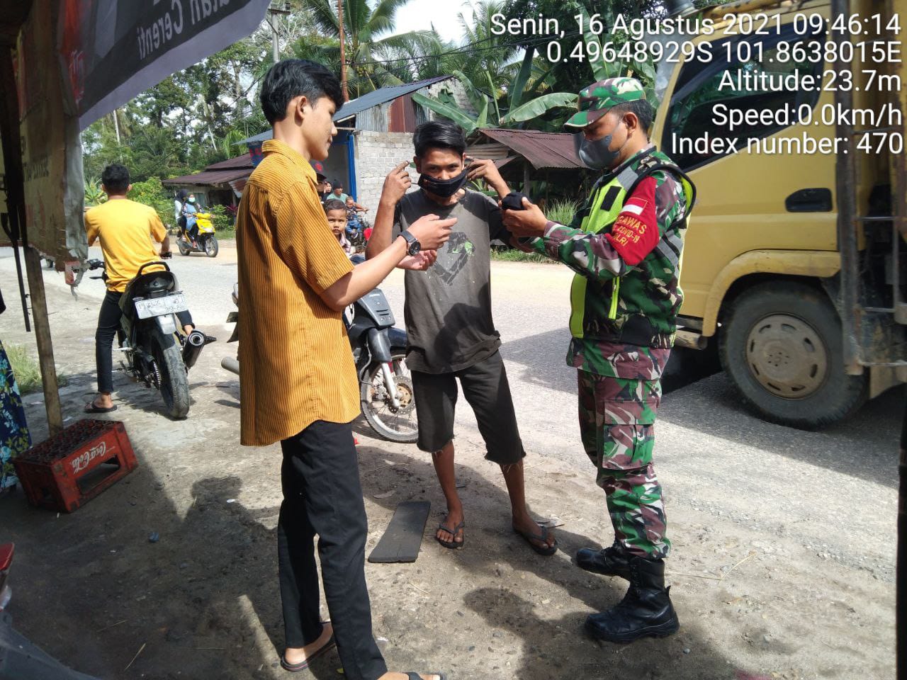 Putus Mata Rantai Penyebaran Covid-19, Babinsa Koramil 06/ Cerenti Kodim 0302/ Inhu,Sertu Efison Bagikan Masker Gratis Kepada Warga Binaan Desa Kampung Baru Kecamatan Cerenti