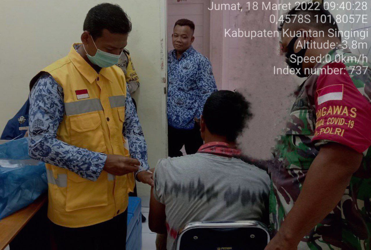 Kopda Irwan Babinsa Koramil 06/Cerenti Kodim 0302/Inhu Pantau Dan Dampingin Pelaksanaan Vaksin Covid-19 di Puskesmas Inuman Kecamatan Inuman Kabupaten Kuansing