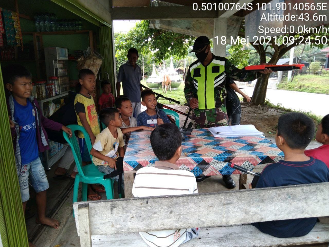 Pantau Anak-anak Gunakan Pistol Mainan, Babinsa Nasehati Anak-Anak Dalam Bermain di Desa Pulau Panjang Hilir