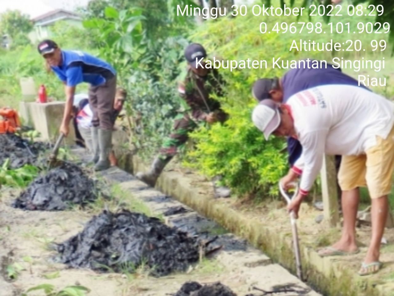 Babinsa Koramil 06/Cerenti Kodim 0302/Inhu Melaksanakan Gotong Royong Membersihkan Parit di Desa Tanjung Medan Kecamatan Cerenti Kabupaten Kuantan Singingi 