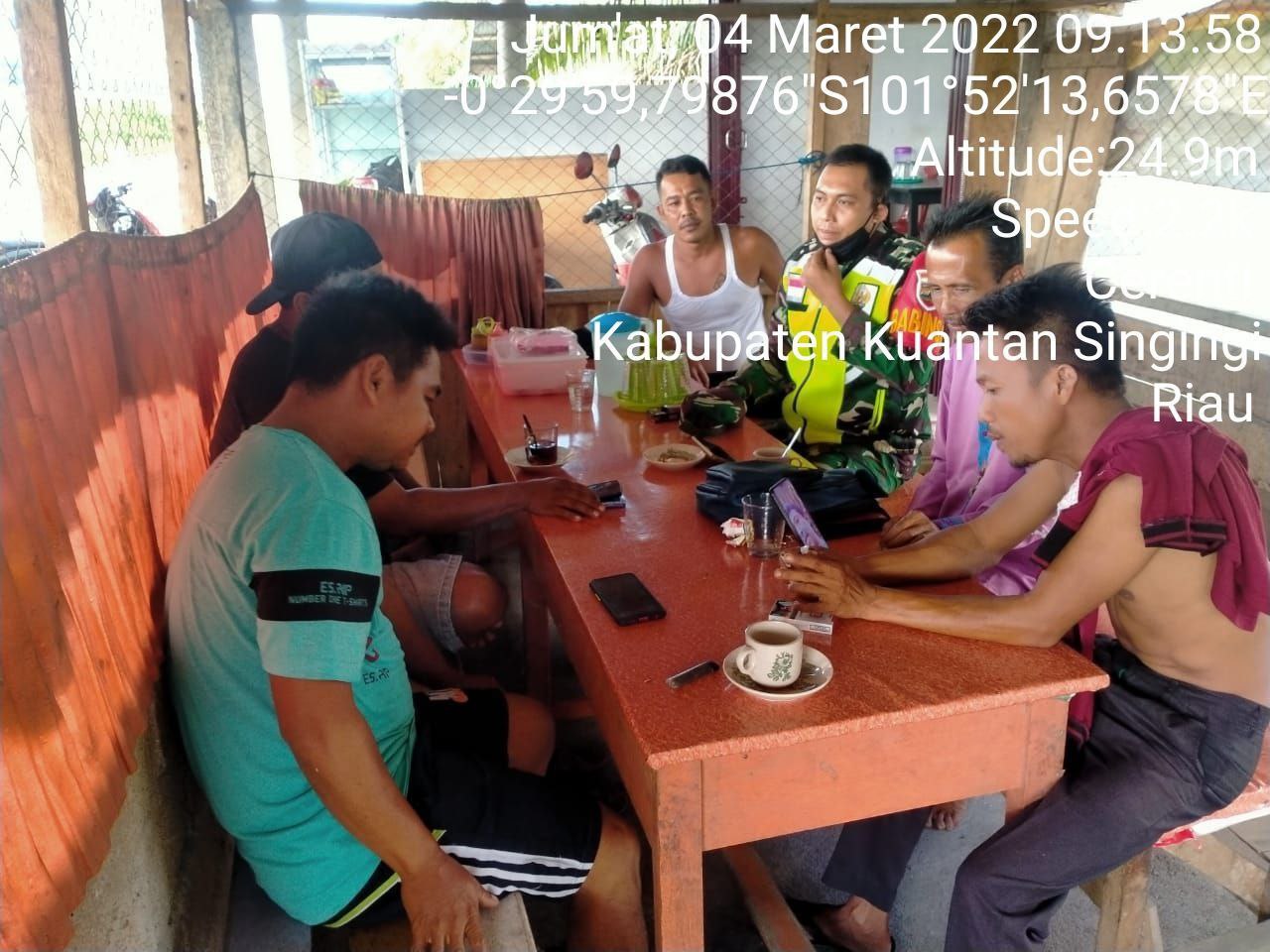 Babinsa Koramil 06/Cerenti Kodim 0302/Inhu Melaksanakan Kegiatan Komsos Dengan Warga Desa Pulau Panjang Cerenti Kecamatan Cerenti