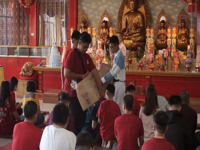 Meriahkan Imlek 2576, Umat Tionghoa Padati Vihara Dharma Loka Pekanbaru