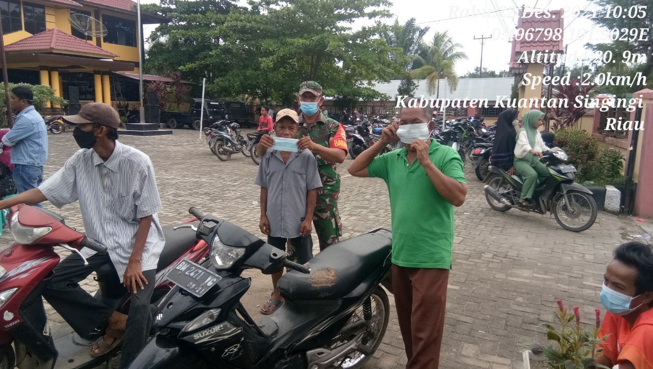 Lindungi Warga Dari Covid-19, Babinsa Koramil 06/Cerenti Kodim 0302/Inhu Bagikan Masker Gratis di Kampung Baru Kecamatan Cerenti