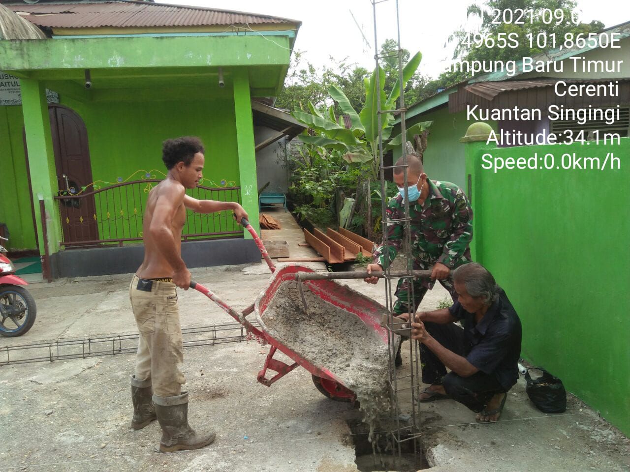 Babinsa Gotong Royong Bersama Warga, Bangun Tempat Wudhu Dan Kamar Mandi Mushollah