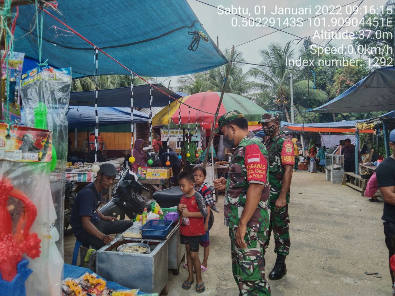 Babinsa Koramil 06/Cerenti Dim 0302/Inhu Berikan Sosialisasi Serta Himbauan Kepada Warga Agar Patuhi Prokes Covid-19 di Kelurahan Pasar Cerenti Kecamatan Cerenti