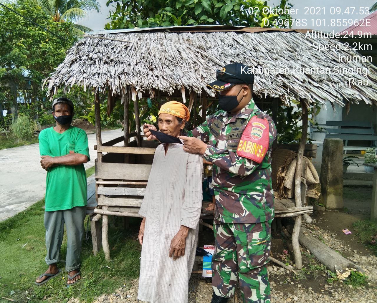 Babinsa Koramil 06/Cerenti Kodim 0302/Inhu Bagikan Masker Gratis Upaya Memperkecil Penyebaran Virus Covid-19