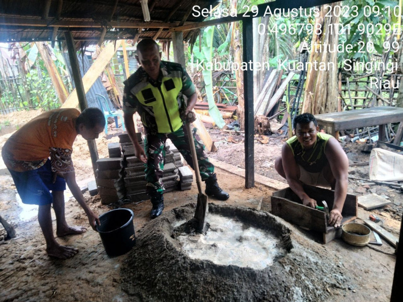 Babinsa Koramil 06/Cerenti Kodim 0302/Inhu Membantu Warga  Gotong Royong Rehab Rumah Warga Binaan di Desa Koto Cerenti Kecamatan Cerenti