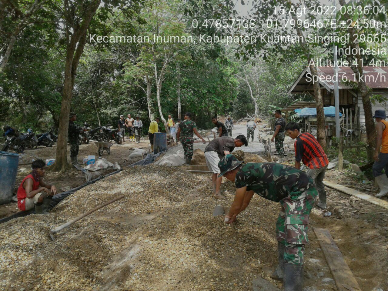 Satgas TMMD Ke 114 Kodim 0302/Inhu, Dan Babinsa Koramil 06/Cerenti Bersama Warga Terus Kebut Pengecoran Jalan