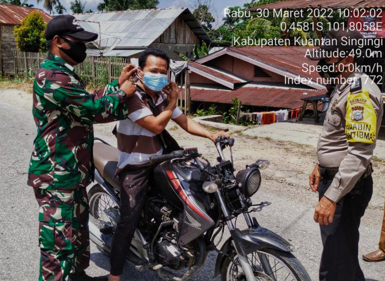 Babinsa Koramil 06/ Cerenti Kodim 0302/ Inhu Membagikan Masker Untuk Masyarakat di Desa Kampung Baru Koto Kecamatan Inuman Kabupaten Kuansing