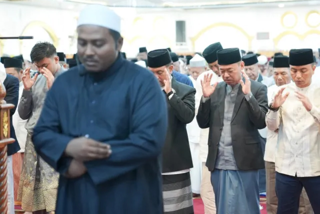 Bupati Afrizal Sintong Sholat Idul Adha di Masjid Agung Al-Ikhlas Bagansiapiapi dan Gelar Open House